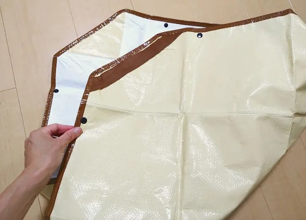 持ち手の両脇にあるスナップボタンをとめる画像（撮影：エニママ）