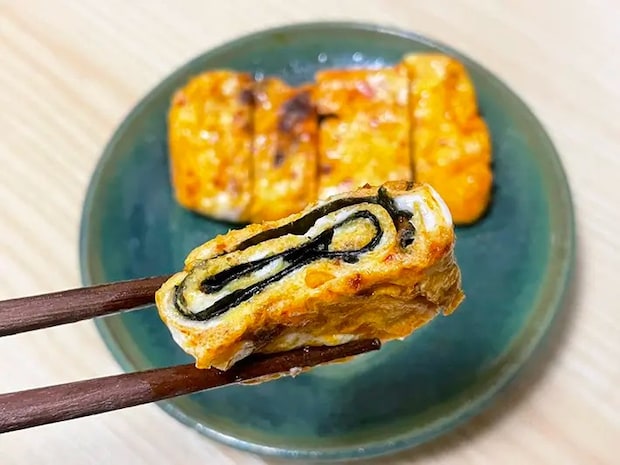 食べるラー油を入れた玉子焼きの写真（撮影：grapeフード編集部）