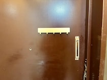 狭い玄関でも安心！　100均の『5連フック』を玄関に設置する「省スペース収納」とは