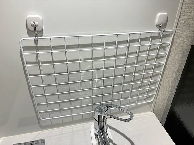 マグネットフックに引っ掛けたワイヤーネット（撮影：grapeライフハック編集部）