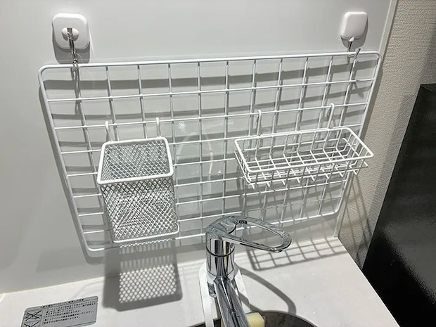 ワイヤーネットに取りつけた2個のかご（撮影：grapeライフハック編集部）