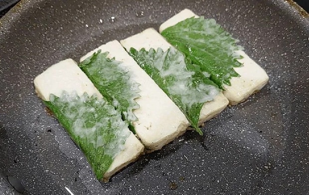 豆腐をフライパンで焼いている画像（撮影:エニママ）
