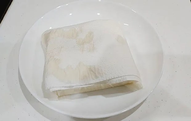 キッチンペーパーで豆腐を水切りしている画像（撮影:エニママ）
