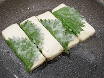 大葉で木綿豆腐を巻いて…　できた簡単おかずに「豆腐なのにご飯が進む」「夫が感動」