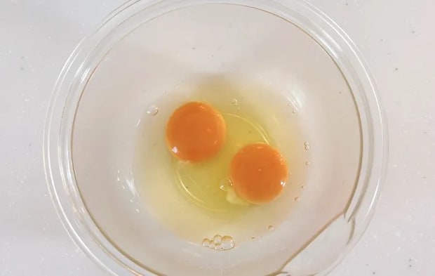 卵をボウルに割り入れた画像（撮影：エニママ）