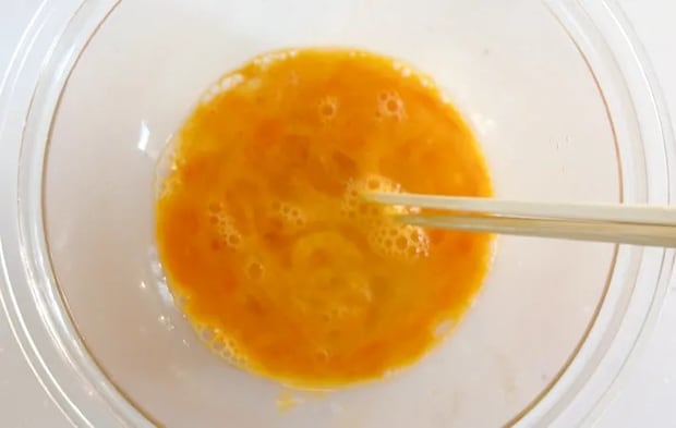 卵液を混ぜている画像（撮影：エニママ）