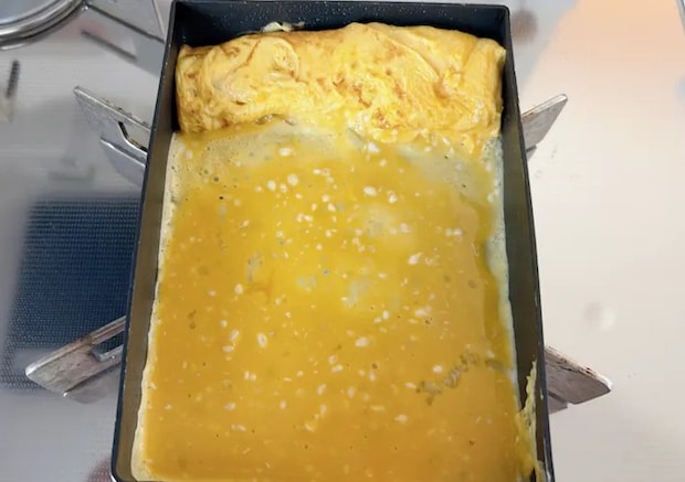 玉子焼き器で焼いている画像（撮影：エニママ）