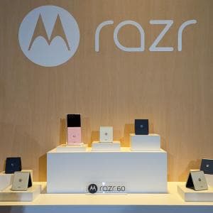 モトローラが独自AIを強化したフリップ式折りたたみスマホ「motorola razr 60」を10月10日発売へ