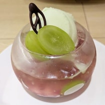 【くら寿司】エメラルドマスカットパフェは「KURA ROYAL」なのです / それは「王の」「王室の」を意味する言葉