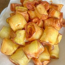 【超うまレシピ】さつまいもをスライサーで薄く切って揚げて蜂蜜をかけると超おいしそう