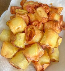 【超うまレシピ】さつまいもをスライサーで薄く切って揚げて蜂蜜をかけると超おいしそう