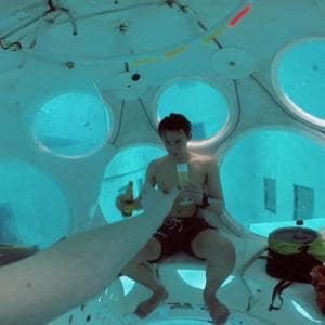 ペルーの断崖絶壁での食事や、スキューバダイビングで水中ディナー!? 「人生で行くべき世界の おもしろレストラン！」