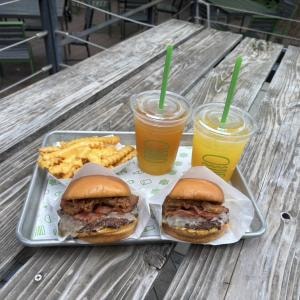 日本でアメリカ本場の味を堪能!? 秋限定の「サウザンバーベキュー」をShake Shack外苑いちょう並木店で食べてみた！