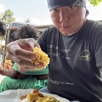 インドに詳しい人に聞きたいのだが右手でカレーを食べるとき3本の指で料理をつまむとベストというのは本当か