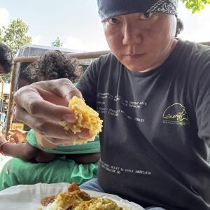 インドに詳しい人に聞きたいのだが右手でカレーを食べるとき3本の指で料理をつまむとベストというのは本当か