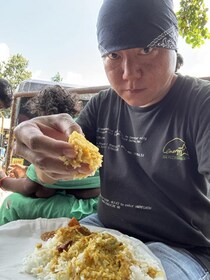 インドに詳しい人に聞きたいのだが右手でカレーを食べるとき3本の指で料理をつまむとベストというのは本当か