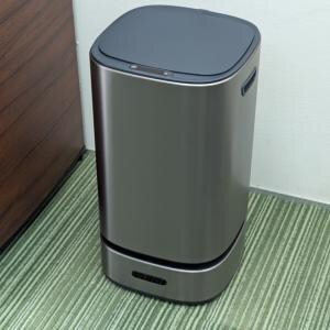 これぞ未来のゴミ箱！　手でも足でも開閉できる二刀流センサーとゴミ袋の自動密閉機構を搭載するスマートダストボックスをレビュー