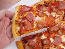 ドミノピザの「豚肉だらけの豚ピザ」がおいしいのでぜひとも食べてほしい / 豚＋豚＋豚＋豚のピザ