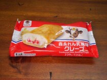 ファミマのスイーツ「森永れん乳風味クレープ」はパッケージデザインの時点でズルすぎる！ 絶対欲しくなる！ そして美味