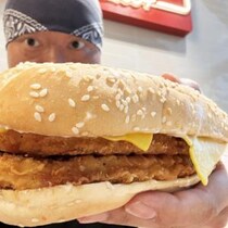 タイのバーガーキングで「ダブルエクストラロングチキンチーズ」をオーダーした結果→ デカすぎるだろ