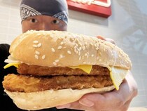 タイのバーガーキングで「ダブルエクストラロングチキンチーズ」をオーダーした結果→ デカすぎるだろ