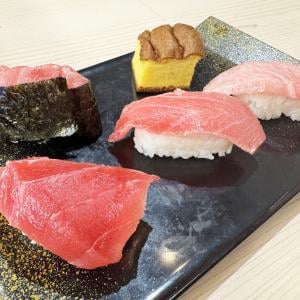 ひろゆきが実際に食べて思う / なぜ「くら寿司の寿司セット」にカステラ玉子焼がついてくるのか？