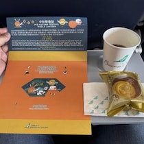 本来は機内食が出ないはずの飛行機に乗っていたら特別に食品を渡された→ その理由とは