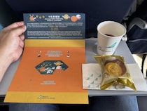 本来は機内食が出ないはずの飛行機に乗っていたら特別に食品を渡された→ その理由とは