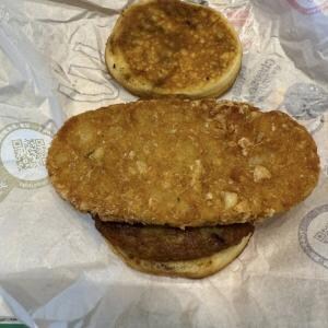マックグリドルにハッシュポテトをはさんで「ザクッ　ザクッッ」　SNSでバズっていた食べ方を試してみた