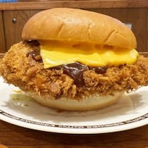 コメダ珈琲店の「ドデカチーズメンチバーガー」がデカ盛りです