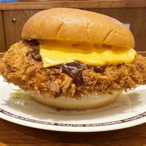 コメダ珈琲店の「ドデカチーズメンチバーガー」がデカ盛りです