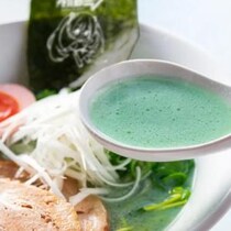 ブルーグリーンのとんこつスープ！？　初音ミクと一風堂のコラボラーメン11月1日より発売