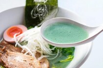 ブルーグリーンのとんこつスープ！？　初音ミクと一風堂のコラボラーメン11月1日より発売