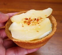 関東甲信越エリアのローソン限定「リビエール監修 アールグレイ香る洋梨のタルト」
