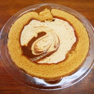 ローソンの「生キャラメルロールケーキ」は生キャラメルの濃さが婀娜婀娜しい