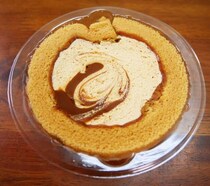 ローソンの「生キャラメルロールケーキ」は生キャラメルの濃さが婀娜婀娜しい