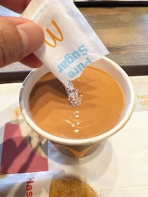 香港名物香港ミルクティーは香港マクドナルドでも飲めるよ / その名もローカルミルクティー