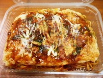 ローソンの「屋台風お好み焼(イカ入り)＆焼そば」は屋台風を追求した逸品