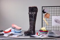 言われなければ誰もクロックスだとは気付かないであろうニーハイブーツ