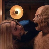 不気味すぎる木製マネキン、その“中身”がヤバかった　アイルランド発ゴシック超常ホラー『視える』本編映像［ホラー通信］