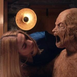 不気味すぎる木製マネキン、その“中身”がヤバかった　アイルランド発ゴシック超常ホラー『視える』本編映像［ホラー通信］