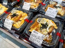 西友の「三元豚ロースかつ重」は税込299円で激安すぎ大横転！ でも、ちゃんとウマいんだろうな……？
