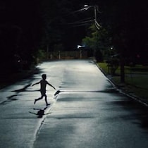 真夜中に17人の子供たちが消える……　世界的メガヒットのミステリーホラー『WEAPONS／ウェポンズ』謎めく場面写真