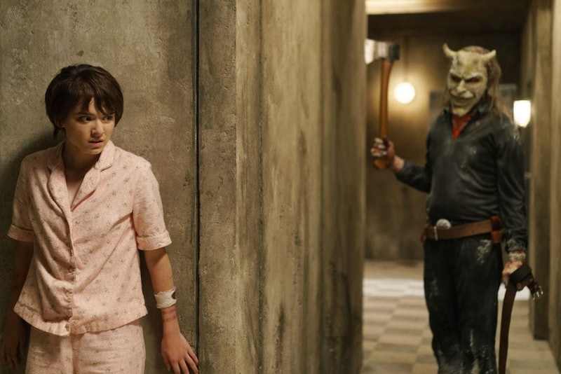 『ブラックフォン ２』場面写真　グラバーから隠れているグウェン