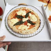 焼きたての本格ピザを買えるピザ自販機に行ってみた→ 実際に買ってみた結果→ 衝撃の事実判明