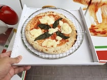 焼きたての本格ピザを買えるピザ自販機に行ってみた→ 実際に買ってみた結果→ 衝撃の事実判明