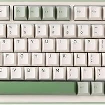 打鍵感が“心地いい”。YUNZII の淡いカラーのキーボードでデスクが少し特別になる