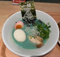 とんこつスープは見事な初音ミクカラー！　博多一風堂の40周年特別企画　初音ミクコラボラーメンを食べてみた