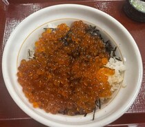 大粒の天然いくらがドーン！　今年も登場のなか卯「天然いくら丼」　早速食べてみた