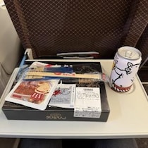 みんな～♪ はァーい♪ なに食べるゥ？ チョコミント？ 矢場とんのわらじとんかつ弁当とビールじゃゃあああい!!!!!!!!!!